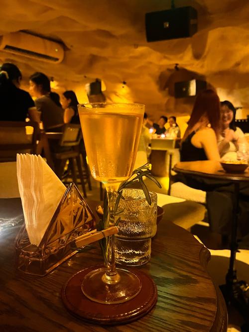 酒吧洋酒调酒师工资高吗？这行现在吃香吗？